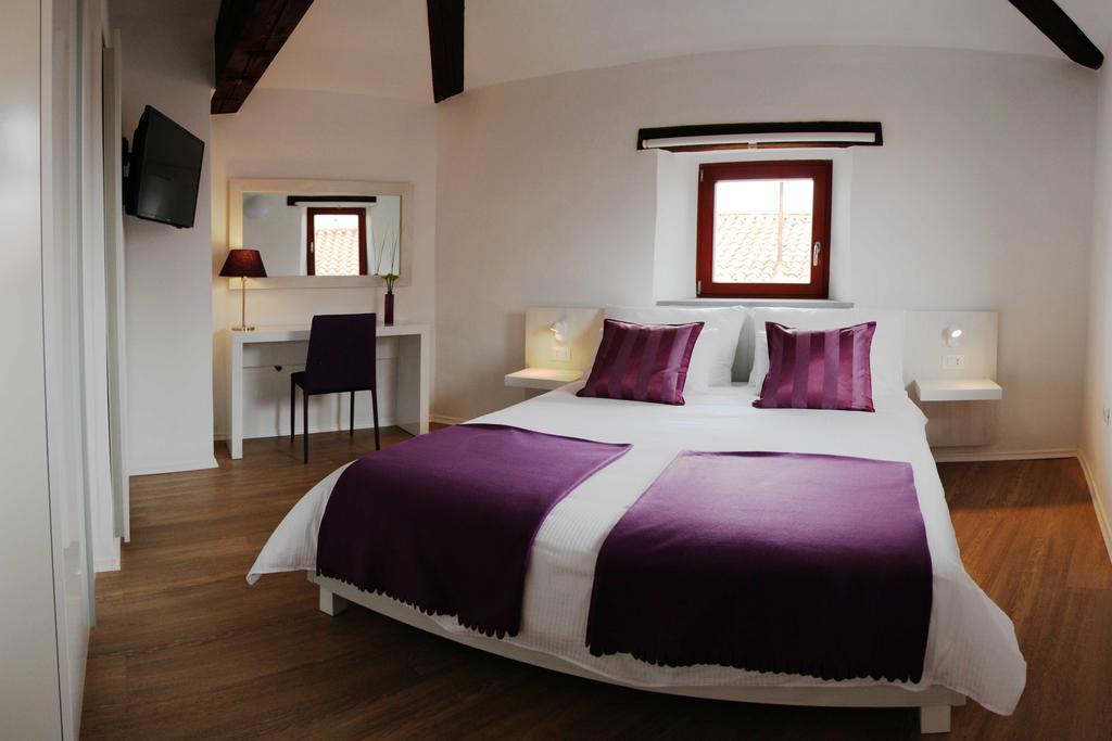 Boutique Hotel Dvor Dobrovo Extérieur photo