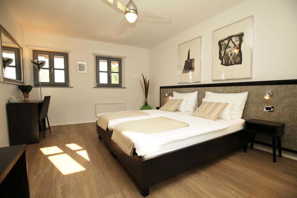 Boutique Hotel Dvor Dobrovo Extérieur photo